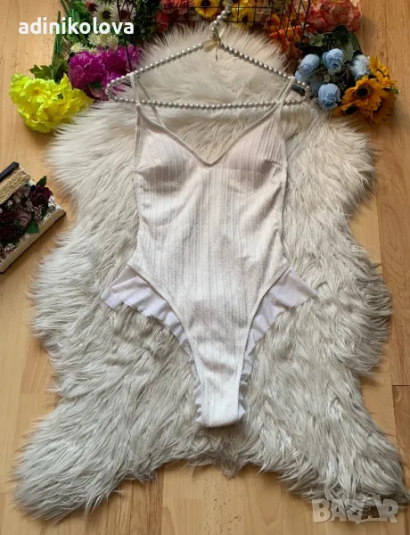 Нов бял цял бански с гол гръб,панделка и къдрици, снимка 1