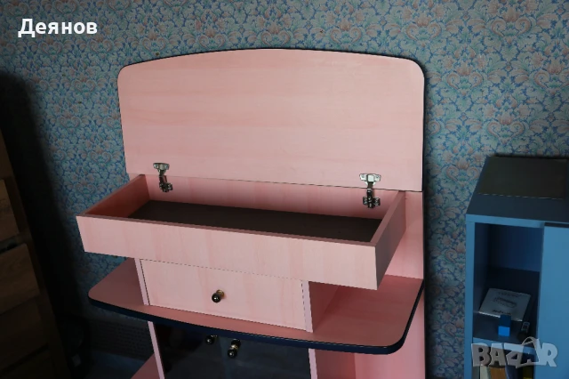  дизайнерски РОЗОВ шкаф. Здрав и масивен. Много запазен., снимка 4 - Шкафове - 51395664