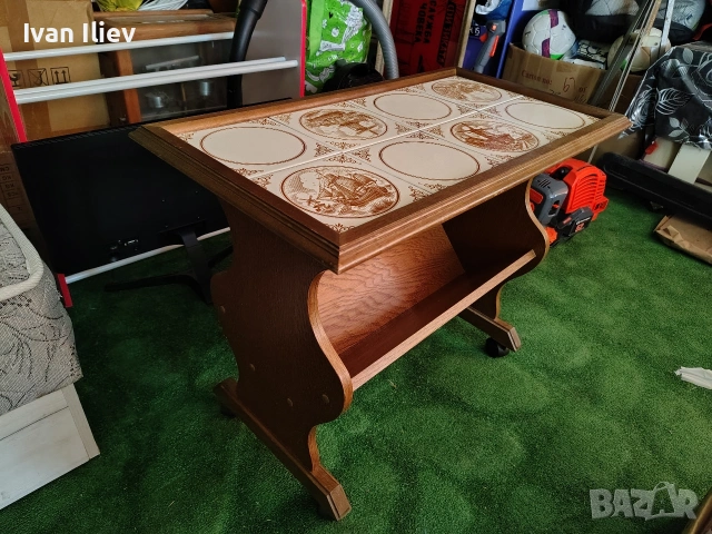 Старинна ретро масичка с колелца 