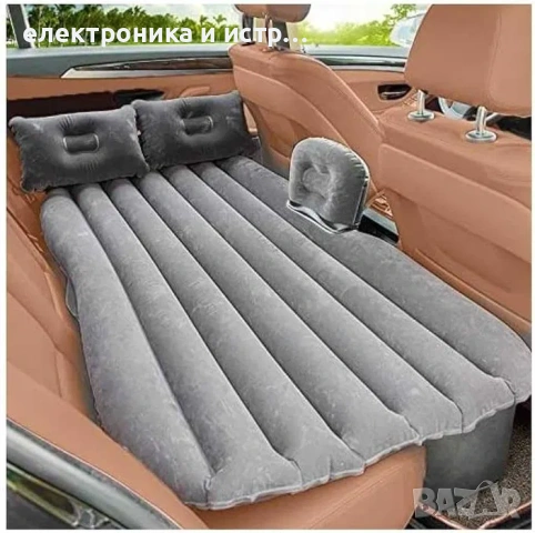 Сиво надуваемо легло за сън в автомобил на път за задна седалка 