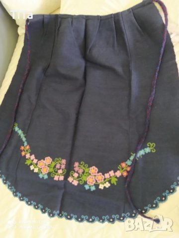 Автентична вълнена бродирана престилка 