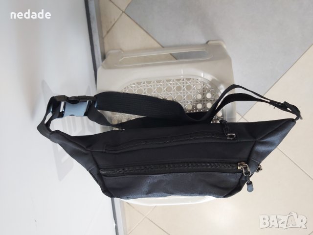 Дамска черна чанта през кръст тип банан с бял надпис спортно елегантен модел. Подходяща за подарък. , снимка 2 - Чанти - 32781409