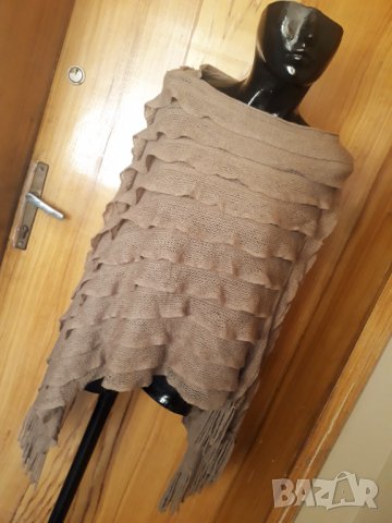 Бежово вълнено пончо с ресни Стандартен размер