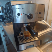 Кафе машина Таурус Тренто, работи отлично и прави хубаво кафе с каймак , снимка 1 - Кафемашини - 36509552