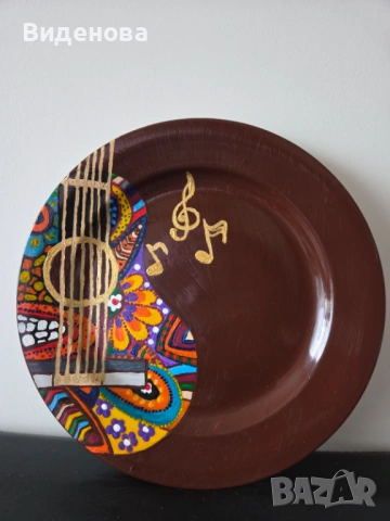 Ръчно рисувана декоративна чиния "Китара"