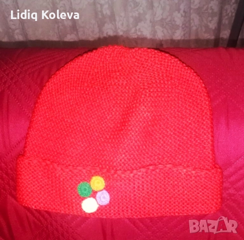 Ръчно плетена червена шапка. 