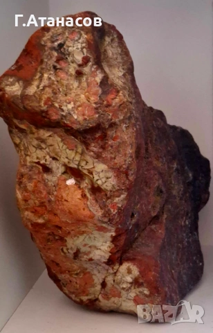 Красив огромен суров наситено червен яспис от Източните Родопи 