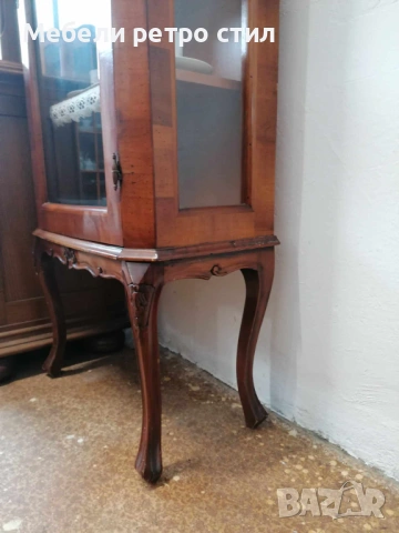 Невероятно красива барокова витрина с остъклена вратичка и елегантно извити крака. , снимка 5 - Секции и витрини - 53380713