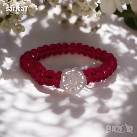 Фасетирана червена гривна мартеница с красива бяла перлена роза , снимка 5 - Гривни - 53179739