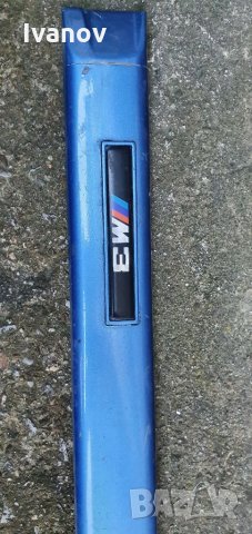 Лява лайсна за лява врата бмв е36 м3 bmw e36 купе M3 door trim  badge 2251379, снимка 1 - Части - 32440010