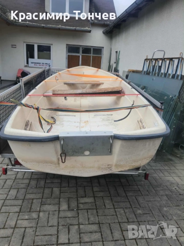 Лодка с извънбордов двигател 4 коня.