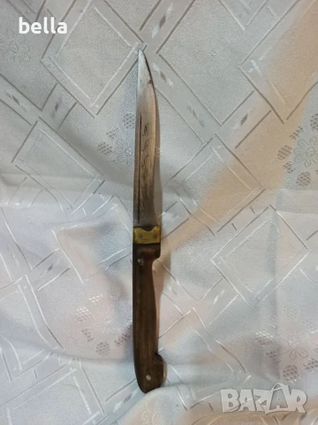 Стар нож орнаменти по острието ,дръжка дърво и месингови елементи