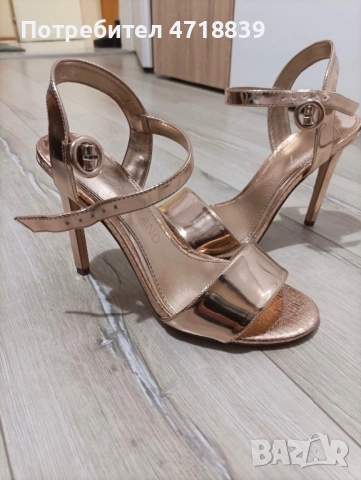 Златисти обувки на ток