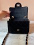 Малка черна велурена чанта с дръжка и закопчалка в златно 🖤, снимка 3