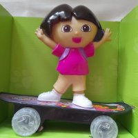 Детска играчка ДОРА НА СКЕЙБОРД с батерии, движи се, пее и свети, снимка 3 - Кукли - 38964652