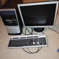 Настолен компютър и принтер