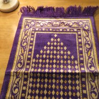 детско турско молитвено килимче, килимче за молитва за Намаз виолетов фон с красиви златни мотиви, снимка 1 - Антикварни и старинни предмети - 43170082