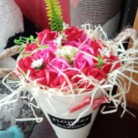 конус кашпа със сапунени рози , снимка 2 - Изкуствени цветя - 44004173