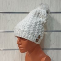 Нова зимна дамска бяла шапка с копчета и с пух/помпон, снимка 1 - Шапки - 35498845