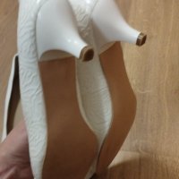 Бели обувки и подарък балеринки, снимка 2 - Дамски обувки на ток - 43288879