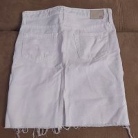 Дънкова бяла пола, 27 номер, с цепка отзад, дължина до коляното, снимка 1 - Поли - 43409167