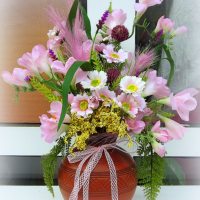 Антична ваза с пролетни цветя, снимка 2 - Изкуствени цветя - 36380146