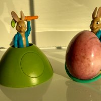 Фигурки със зайчета и мраморно яйце, снимка 1 - Колекции - 32235810