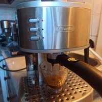 Кафе машина Делонги с ръкохватка с крема диск, работи перфектно и прави страхотно кафе с каймак , снимка 2 - Кафемашини - 38061031