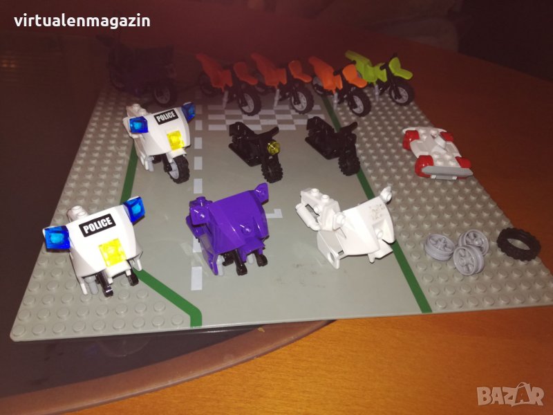 Lego мотори - оригинални Лего мотоциклети и полицай с престъпник, снимка 1