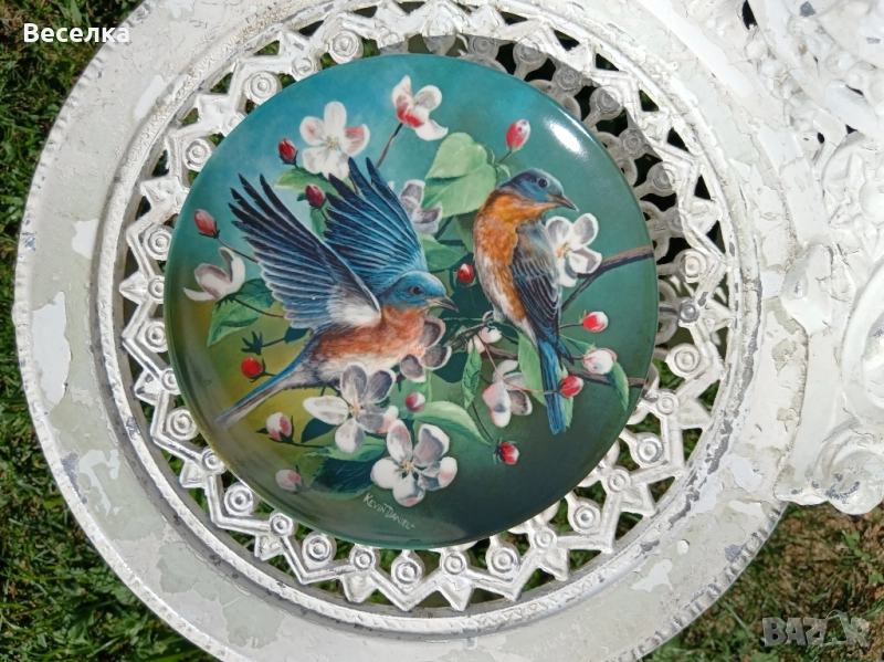 Декоративна чиния с рисунка на сини птици и цъфнало дърво , снимка 1