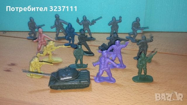 Пластмасови войничета - 2, снимка 2 - Колекции - 52180134