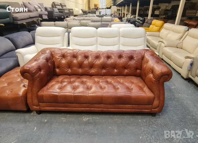 Кафяв кожен диван тройка и табуретка тип Честърфийлд, снимка 7 - Дивани и мека мебел - 50887344