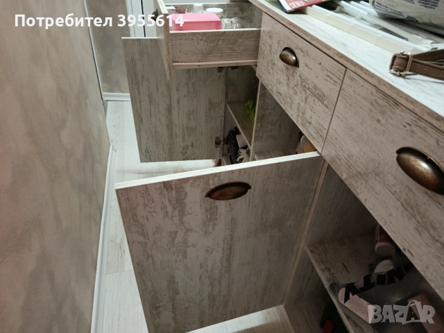 Продавам чисто нов скрин с три вратички и три шкафчета , снимка 2 - Скринове - 52035464