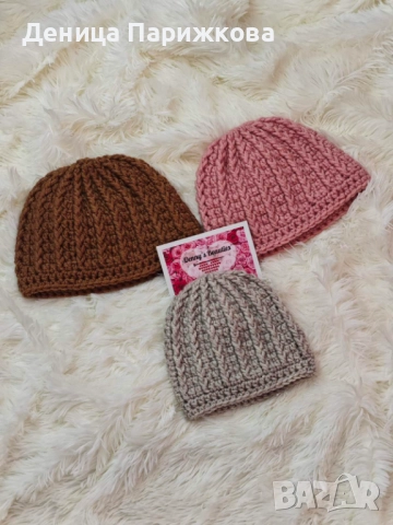 Ръчно плетена шапка „Даниела“ с  релефна плетка и подвижен пухкав помпон, снимка 10 - Шапки - 52623227