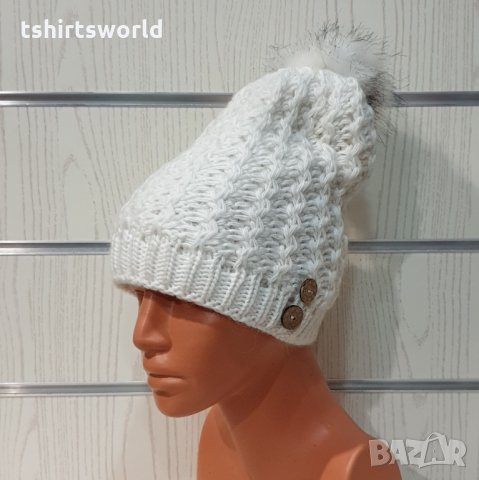 Нова зимна дамска бяла шапка с копчета и с пух/помпон