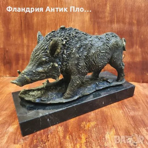 Бронзова скулптура на глиган върху мраморна основа