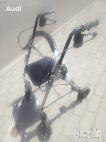 Сгъваема проходилка ролатор с мека седалка. Регулиране височината на ръкохватките., снимка 4 - Ролатори - 50408301