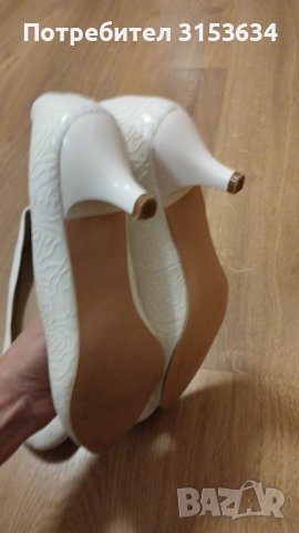 Бели обувки и подарък балеринки, снимка 2 - Дамски обувки на ток - 43288879