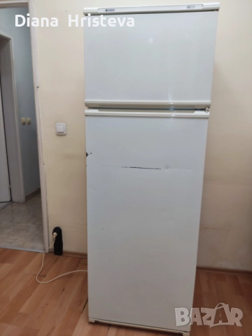 Хладилник с горна камера Индезит 