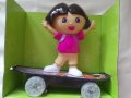 Детска играчка ДОРА НА СКЕЙБОРД с батерии, движи се, пее и свети, снимка 3