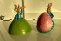 Фигурки със зайчета и мраморно яйце, снимка 1