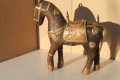 Арабски дървен кон с месингова украса, снимка 1 - Антикварни и старинни предмети - 43573128