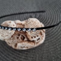 Тънка права метална диадема обкичена с кристали , снимка 1 - Аксесоари за коса - 39235698