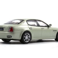 Maserati Quattroporte GTS ( pearl-silver ) - мащаб 1:43 на IXO/Altaya нов в PVC дисплей-кейс, снимка 3 - Колекции - 26737206