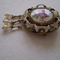 Дамска брошка със перли и порцелан, снимка 2 - Антикварни и старинни предмети - 36649057