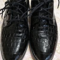 Нови лачени български обувки