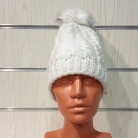 Нова зимна дамска бяла шапка с копчета и с пух/помпон, снимка 4 - Шапки - 35498845