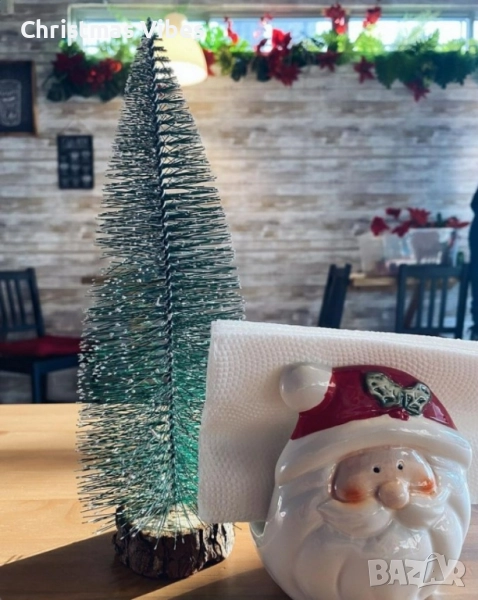 Миниатюрна декоративна изкуствена елха с поставка от дървено пънче, 30 см височина, снимка 1