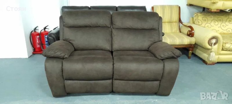 Кафяв диван от плат двойка с ръчен релаксиращ механизъм, снимка 1