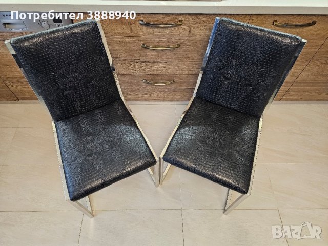Стол с имитираща кожа от крокодил и метална конструкция 